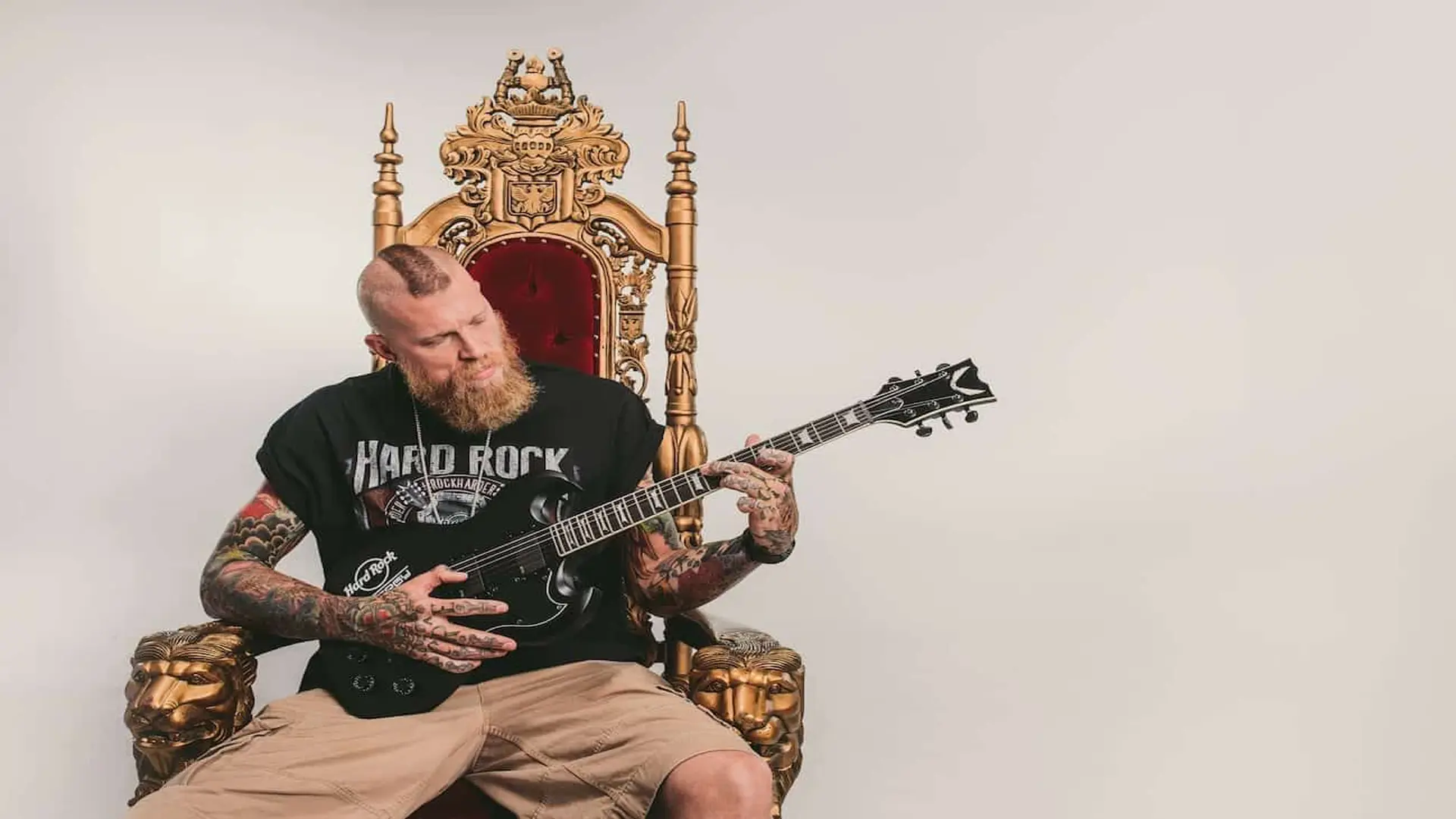 post-facebook-story-ads-social-media-marketing4 Man sitting on a throne holding a guitar