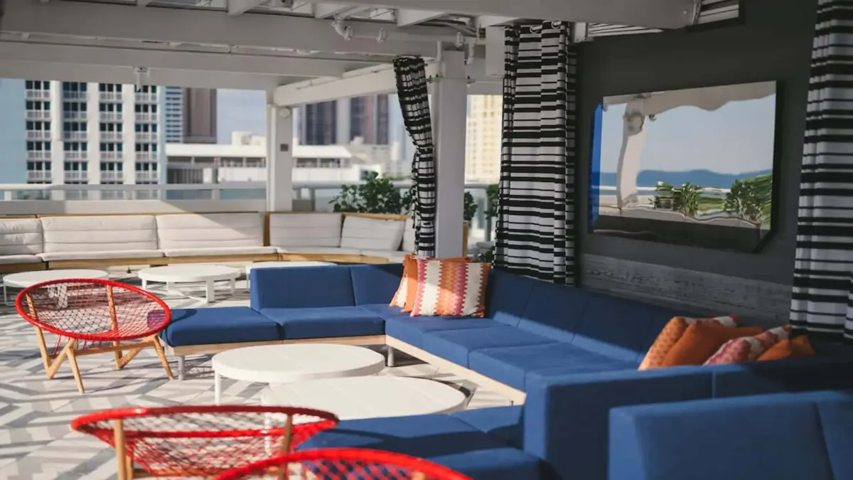 W Fort Lauderdale 14 Side profile of outdoor pation