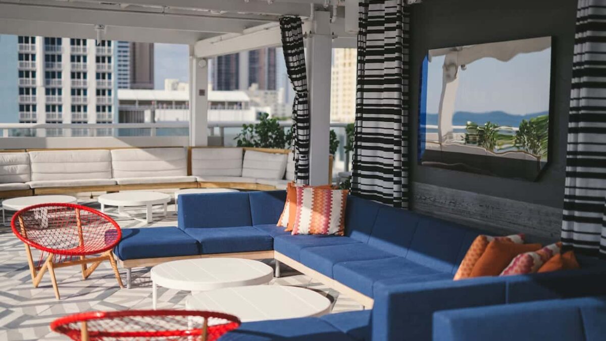 W Fort Lauderdale 14 Side profile of outdoor pation