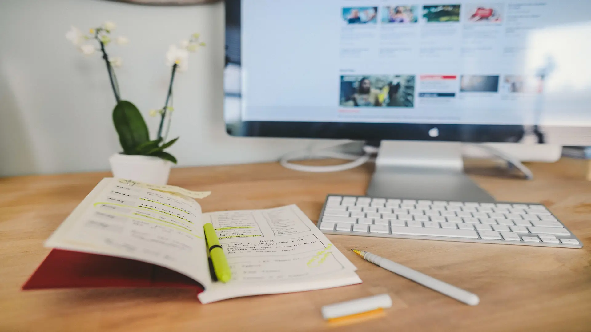 cis-post-why-invest-in-video-marketing Notebook and desktop monitor