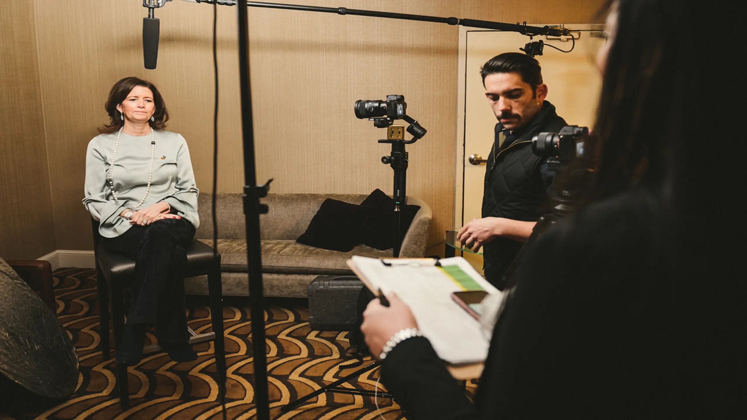 post-4-definitive-reasons-why-creative-product-photography-sells5 Crew members working with woman on set