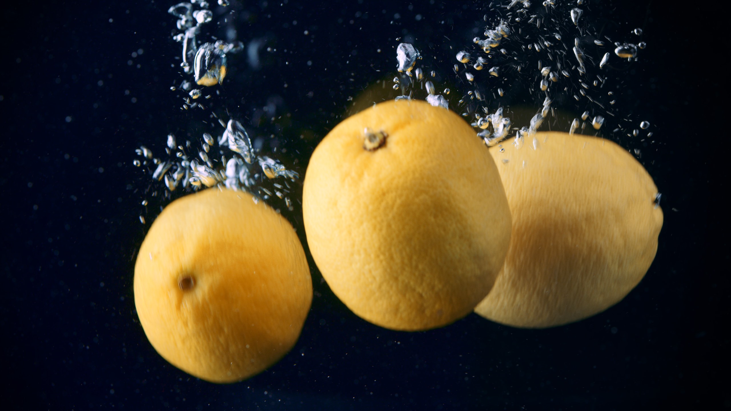 IU C&I Studios Portfolio Just water video ad Three oranges underwater with bubbles