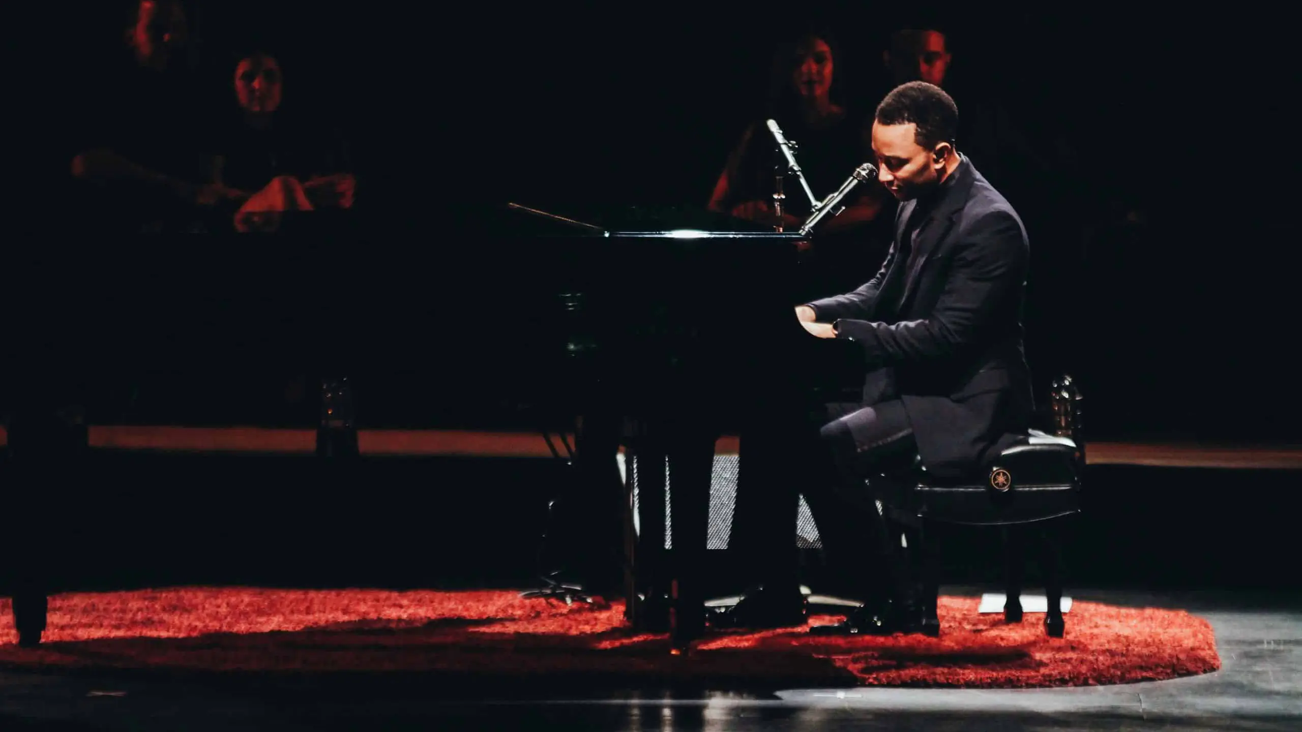 John Legend 4 Side profile of John Legend on stage