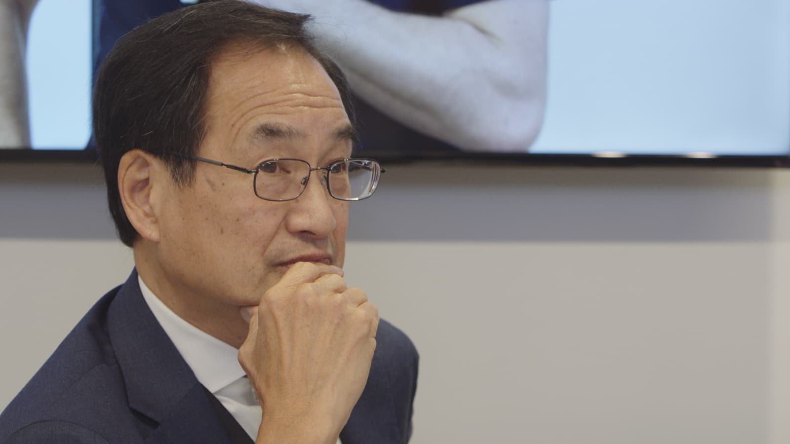 Livestream Side profile of man with short black hair wearing glasses