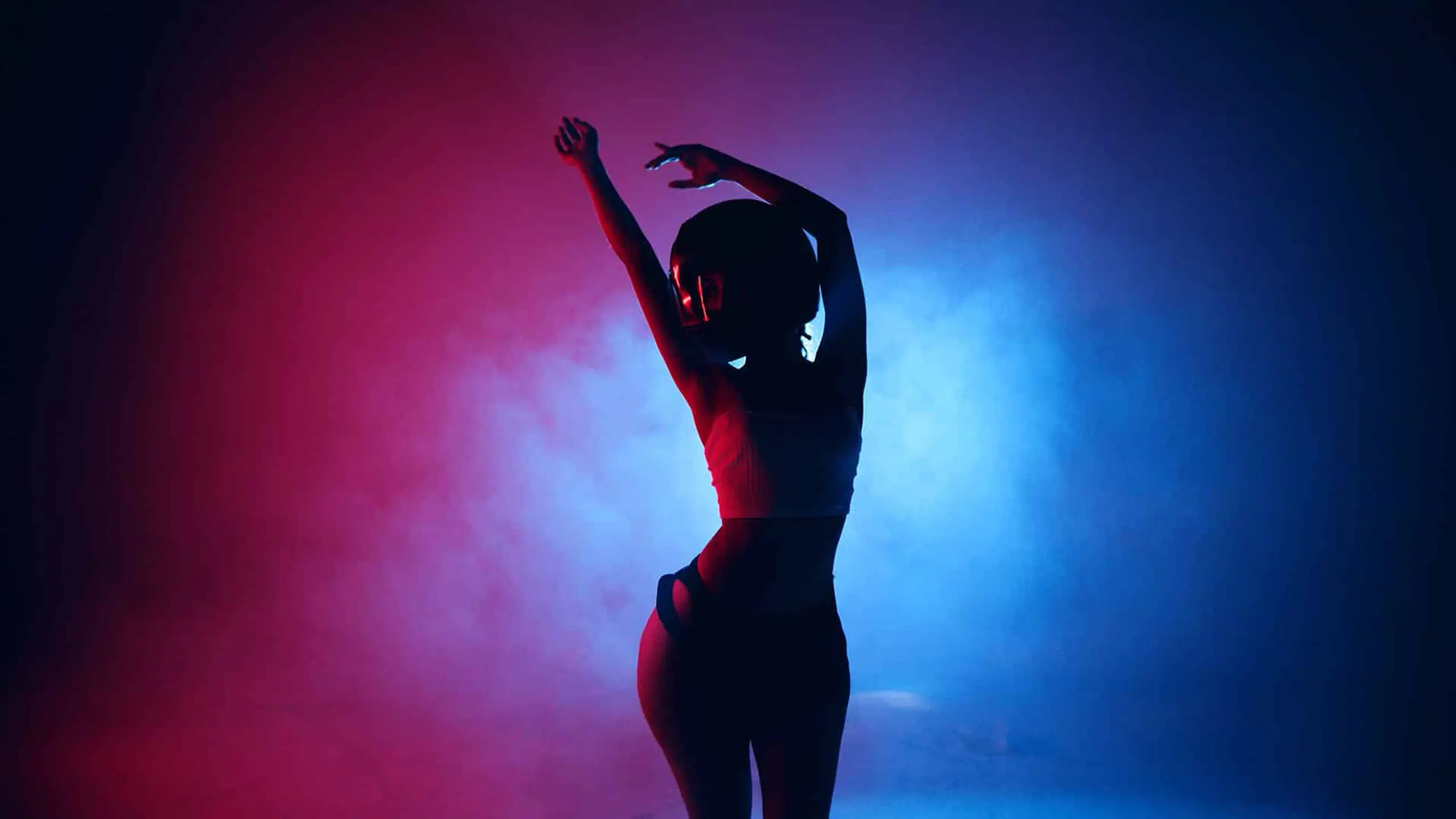 Beatriz Corbet posing for the camera with her arms in the air wearing a motorcycle helmet