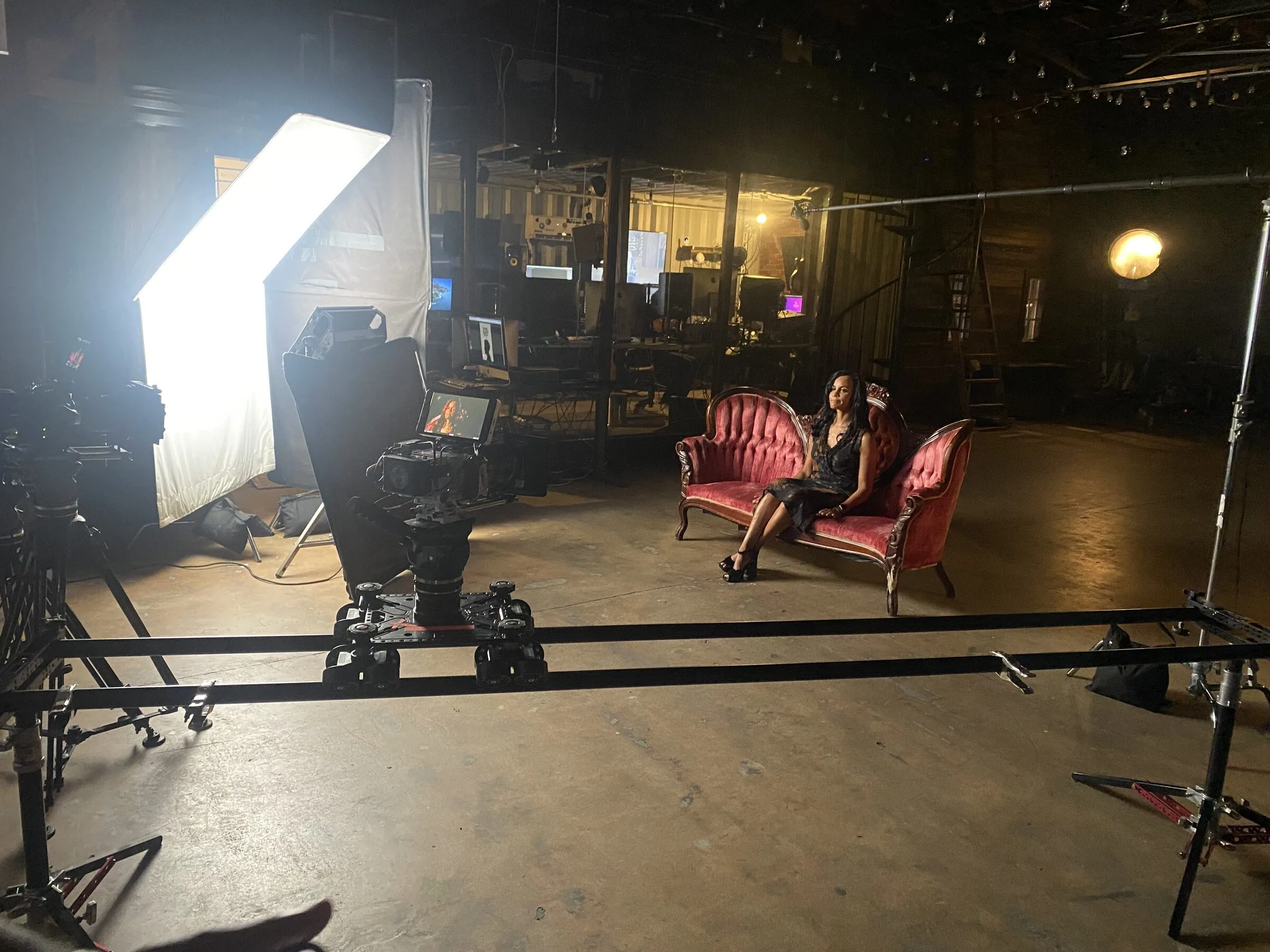 Fund Black Tech 31 Camera slider set for a documentary interview